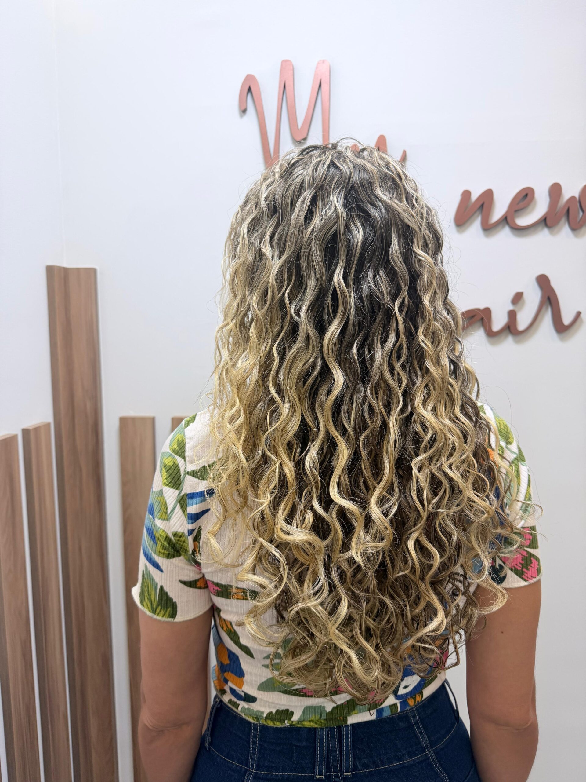 Terapia Capilar para Cachos em Curitiba | Estúdio Cássia Marconi